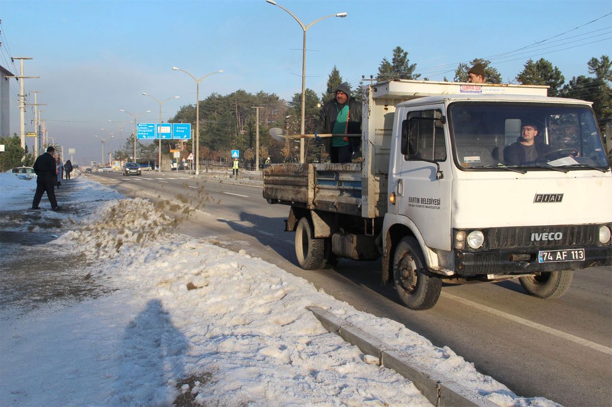 Belediye Buzlanmalara Karşı Önlem Alıyor