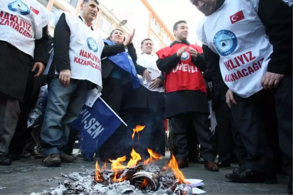 Türk Büro-Sen Üyesi Bir Grup, Bordrolarını Yaktı