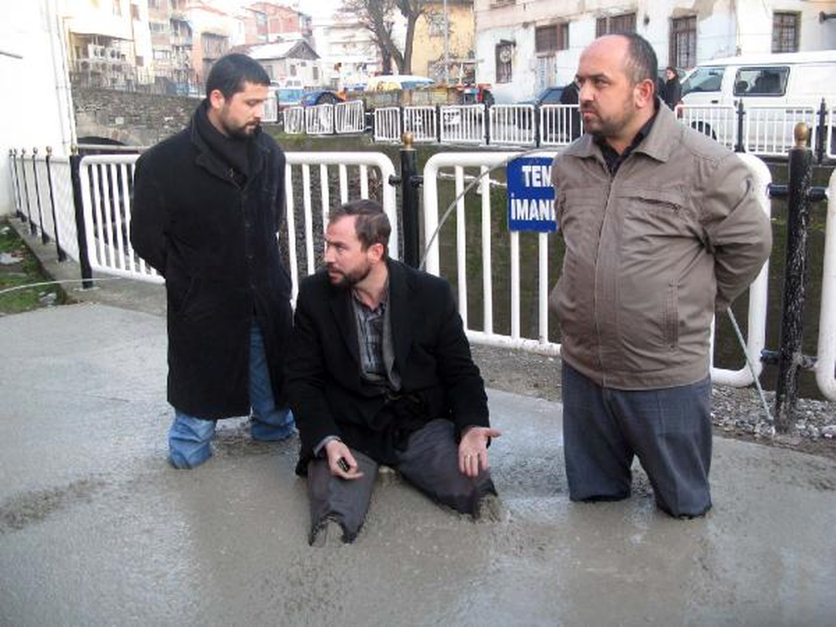 Cami İmamından İlginç Trafo Protestosu