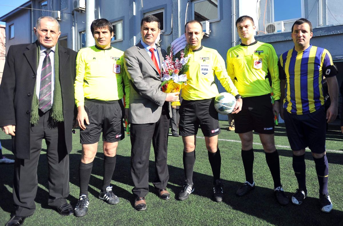 FIFA Kokartı Taşıyacak Olan Hakem Barış Şimşek Memleketi Trabzon\'da Ödüllendirildi