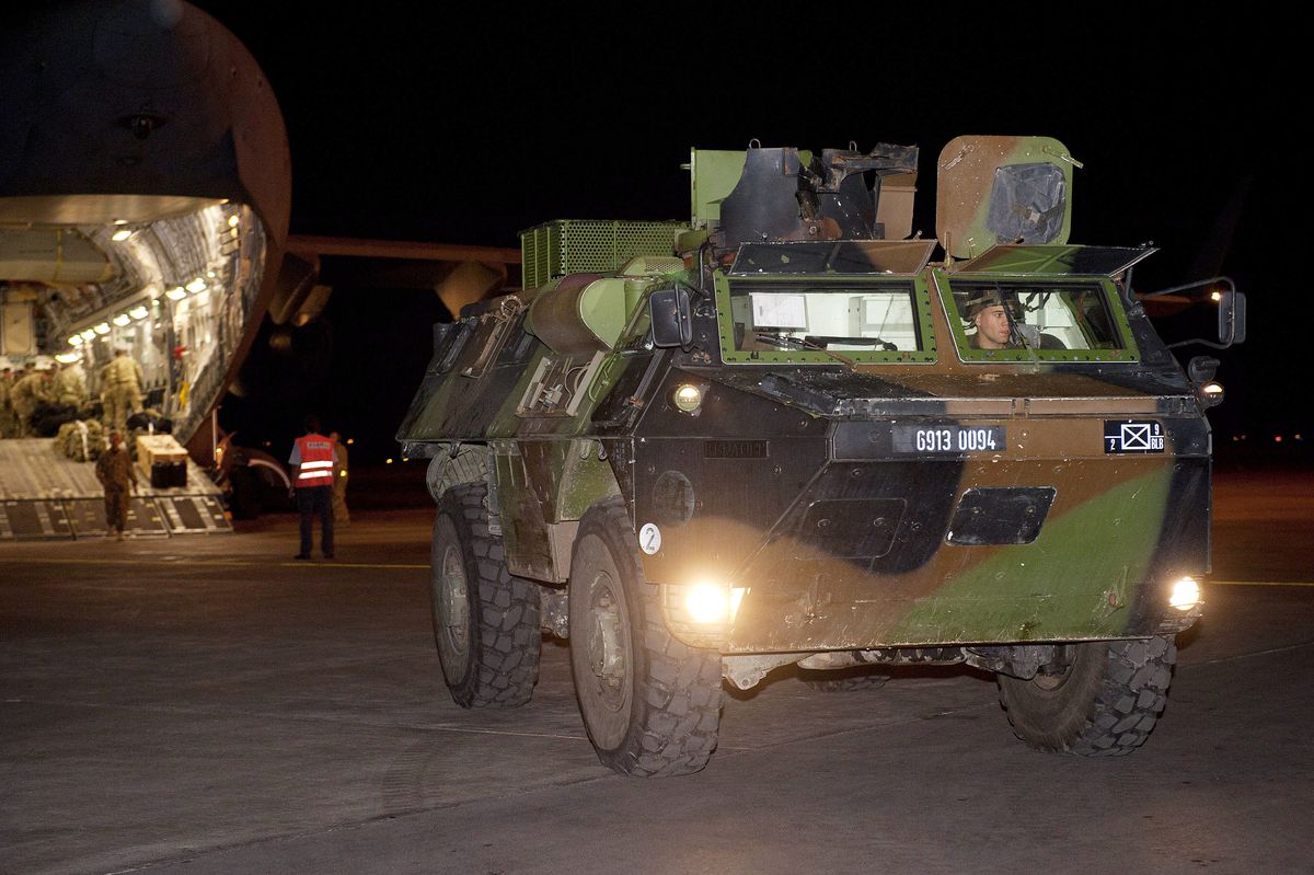Fransa, Mali\'ye Asker Yığıyor