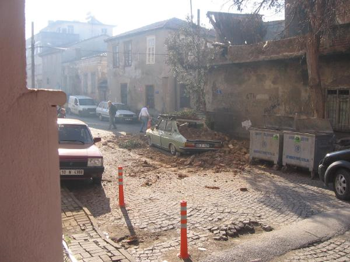Harabe Ev, Otomobilin Üzerine Yıkıldı