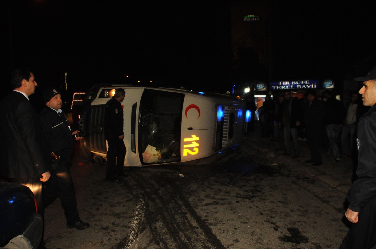 Hasta Taşıyan Ambulans Kamyonetle Çarpıştı