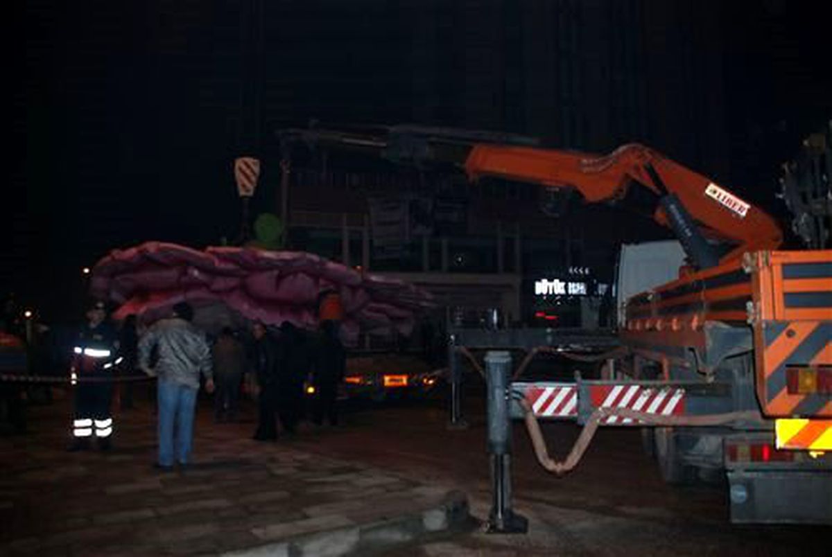 Isparta\'daki Dev Gül Heykeli Kaldırıldı