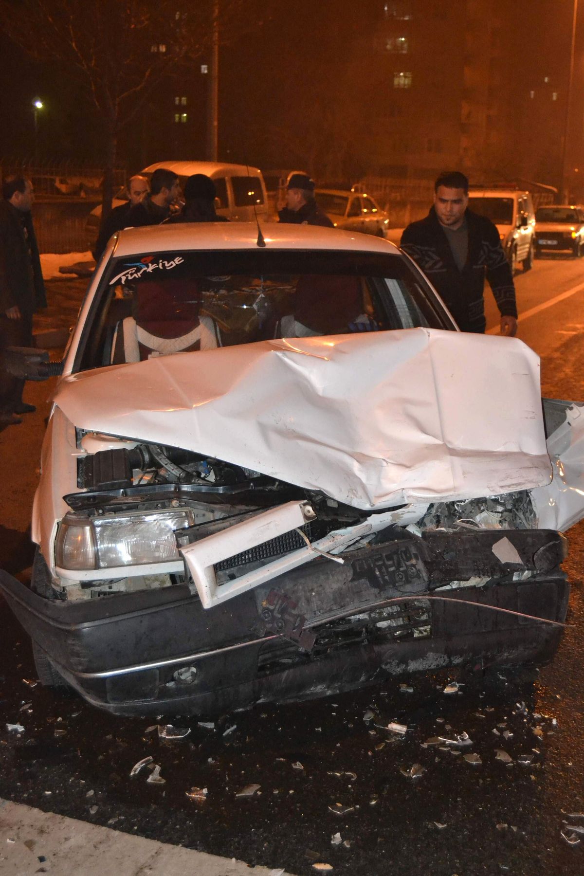 Kırmızı Işıkta Bekleyen Araca Çarptı: 3 Yaralı