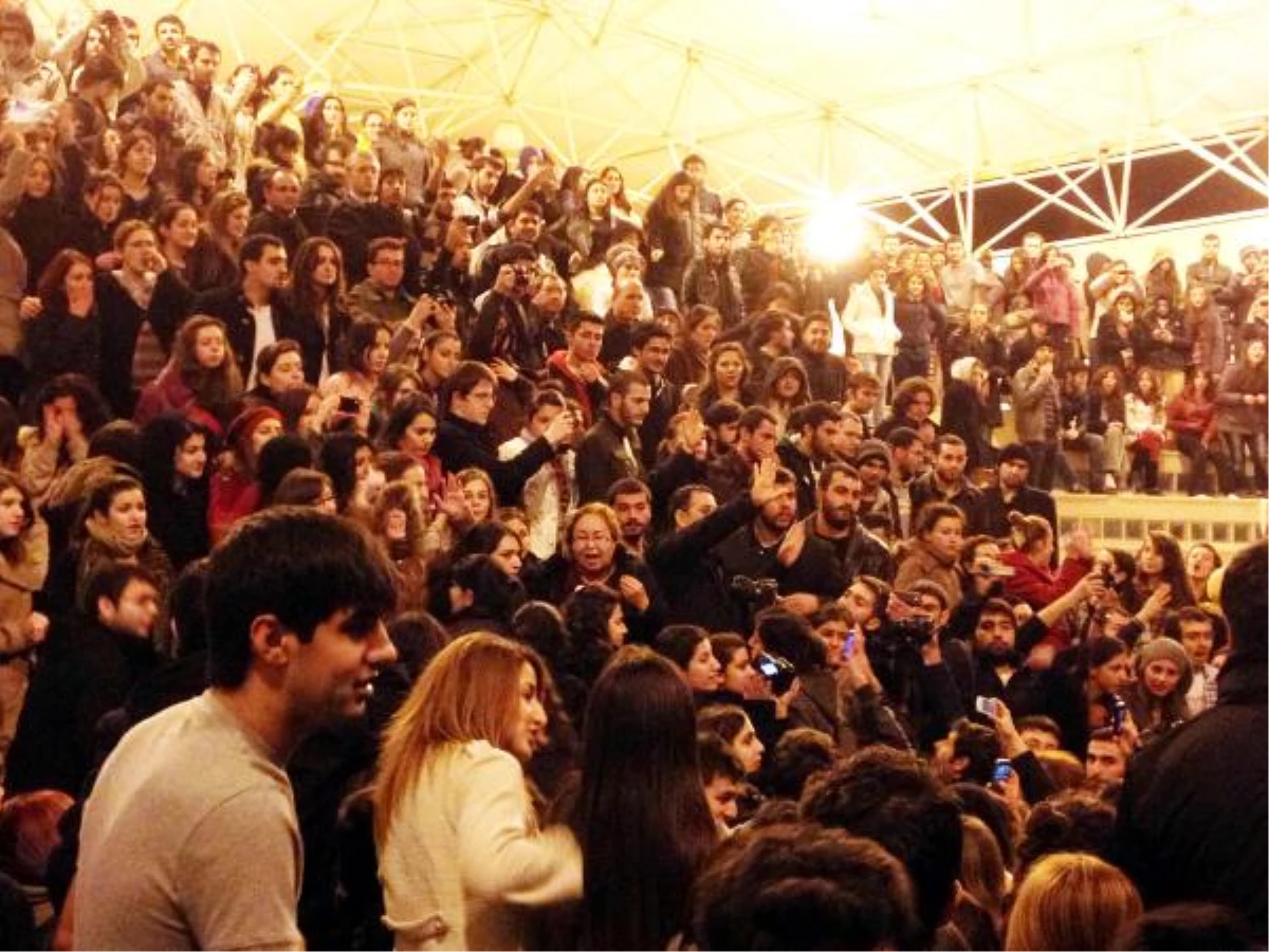 Kocaeli Üniversitesi\'nde Gece Yarısı Sıcak Su Protestosu