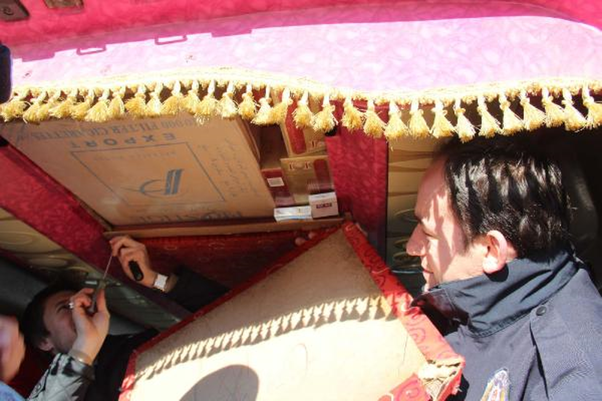 Minibüsün Tavanında Kaçak Sigara Ele Geçirildi