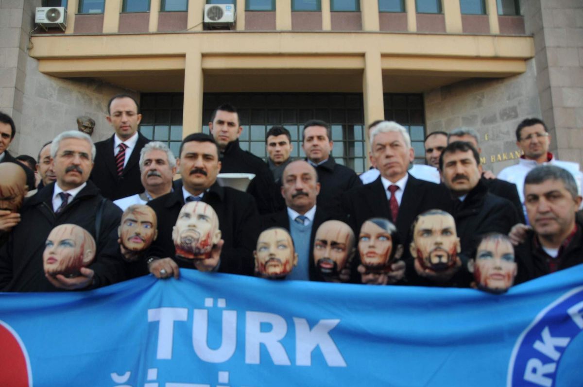 Öğretmenler, Milli Eğitim Önüne Cansız Manken Başı Bıraktı