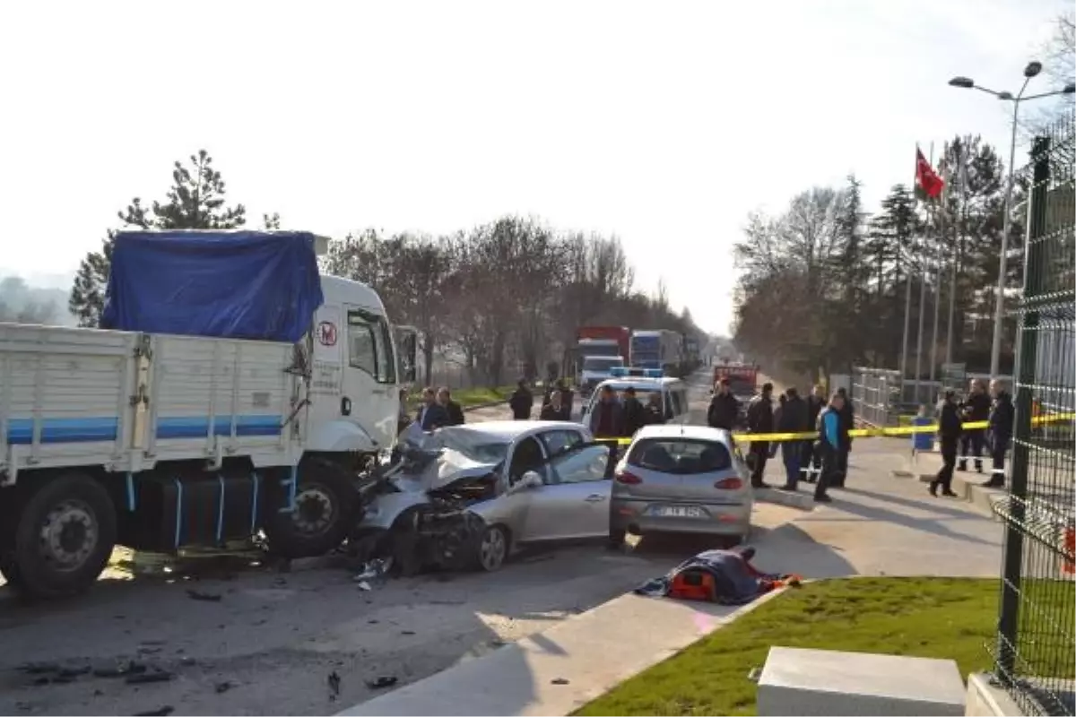 Otomobiliyle Park Halinde Araçlara Çarpan Sara Hastası Genel Müdür Öldü