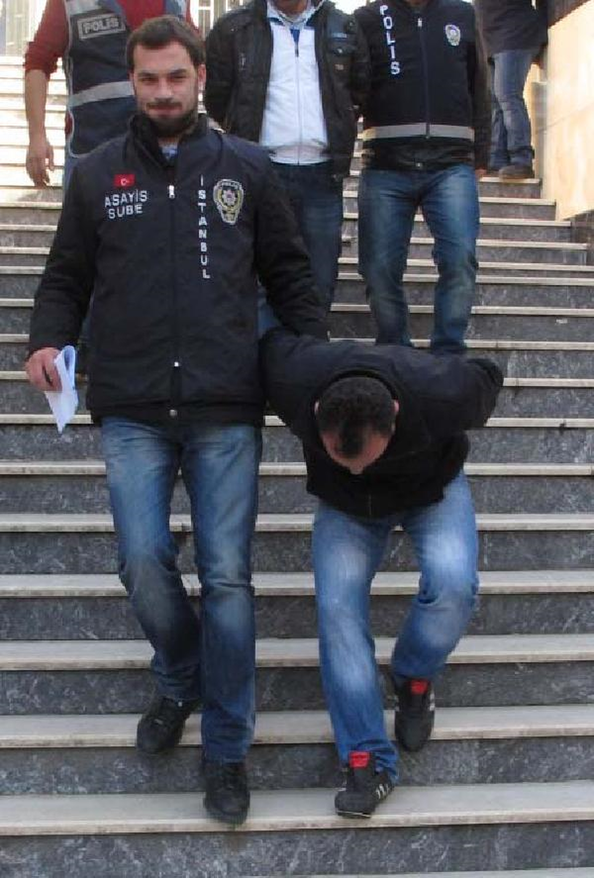 Polisten Kaçarken Lağıma Düştü