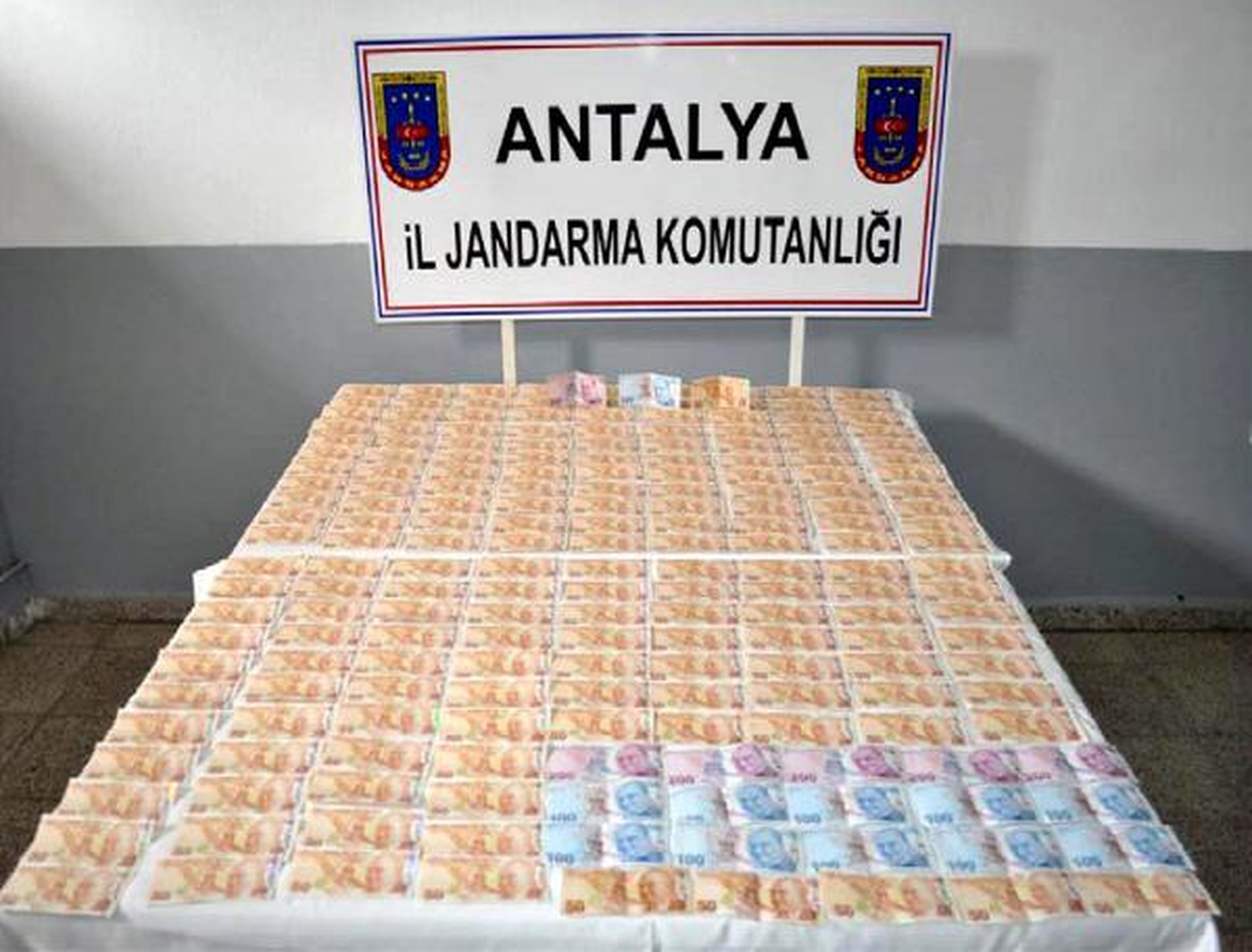 Sahte Paralar Jandarmaya Takıldı