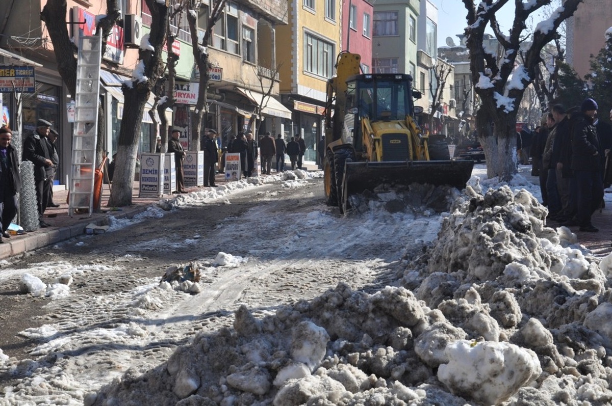 Siirt Belediyesi Kar Temizleme Çalışmalarına Devam Ediyor