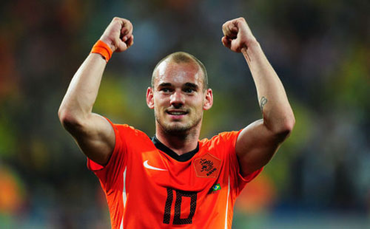 Sneijder\'ın Evinin Önünde Bekleyiş