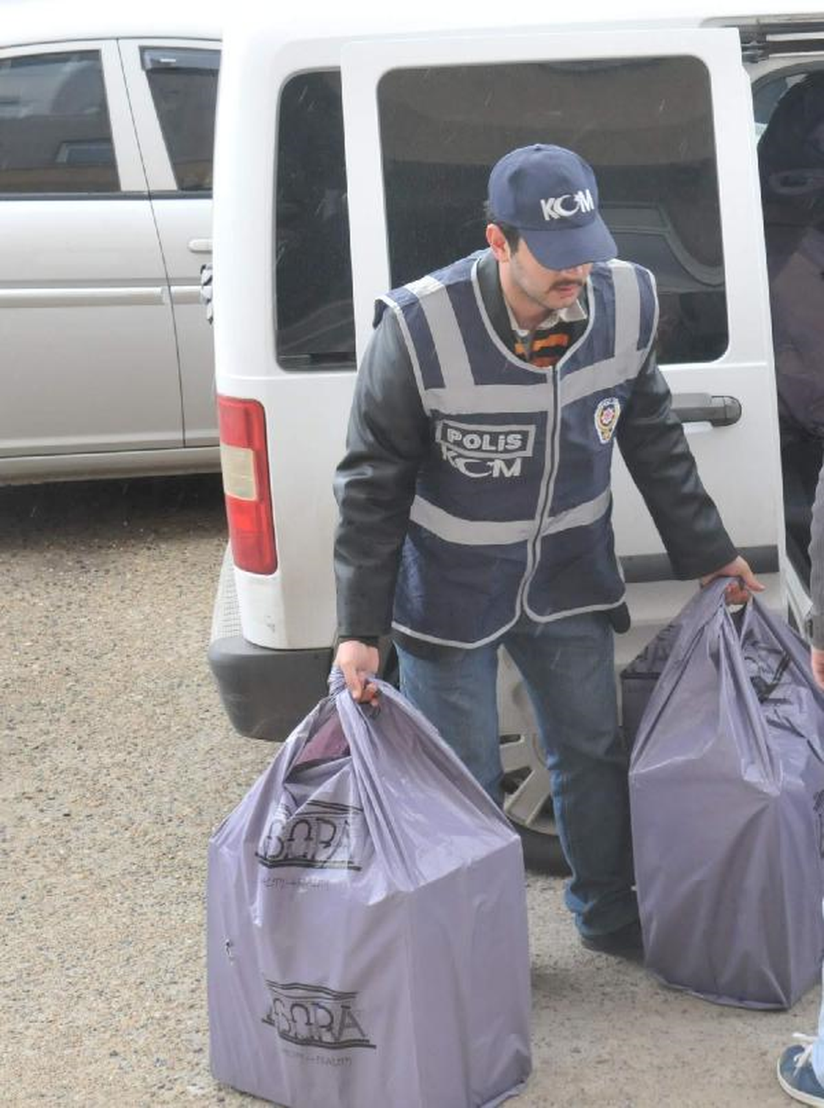 Şüpheli Otomobilden 4 Bin Paket Kaçak Sigara Çıktı