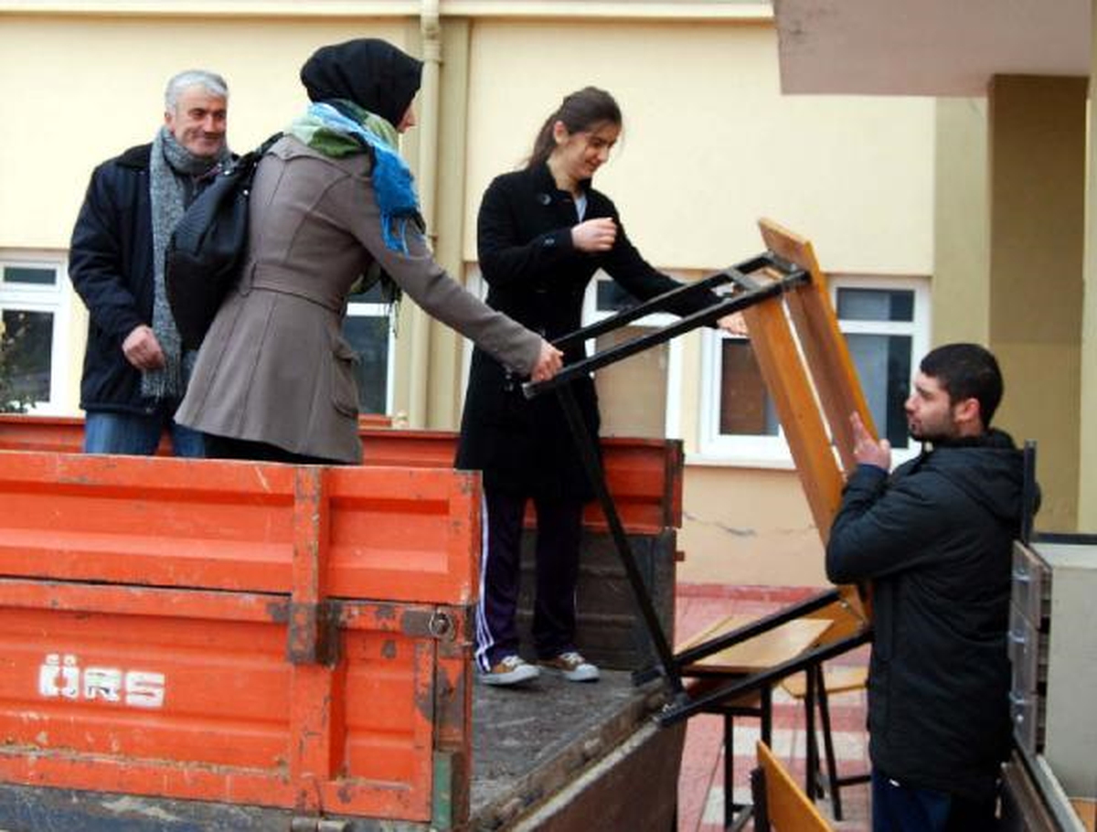 Üniversiteden Köy Okullarına Masa ve Sıra Yardımı