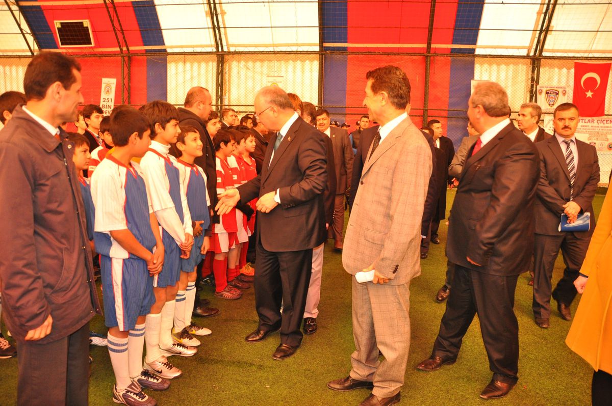 Vali Daşöz, Soma\'da Halı Saha Turnuvası Başlattı