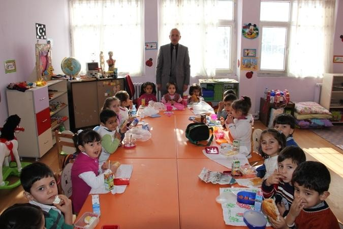 Vali Yurdakul, Anaokulu Öğrencilerini Ziyaret Etti