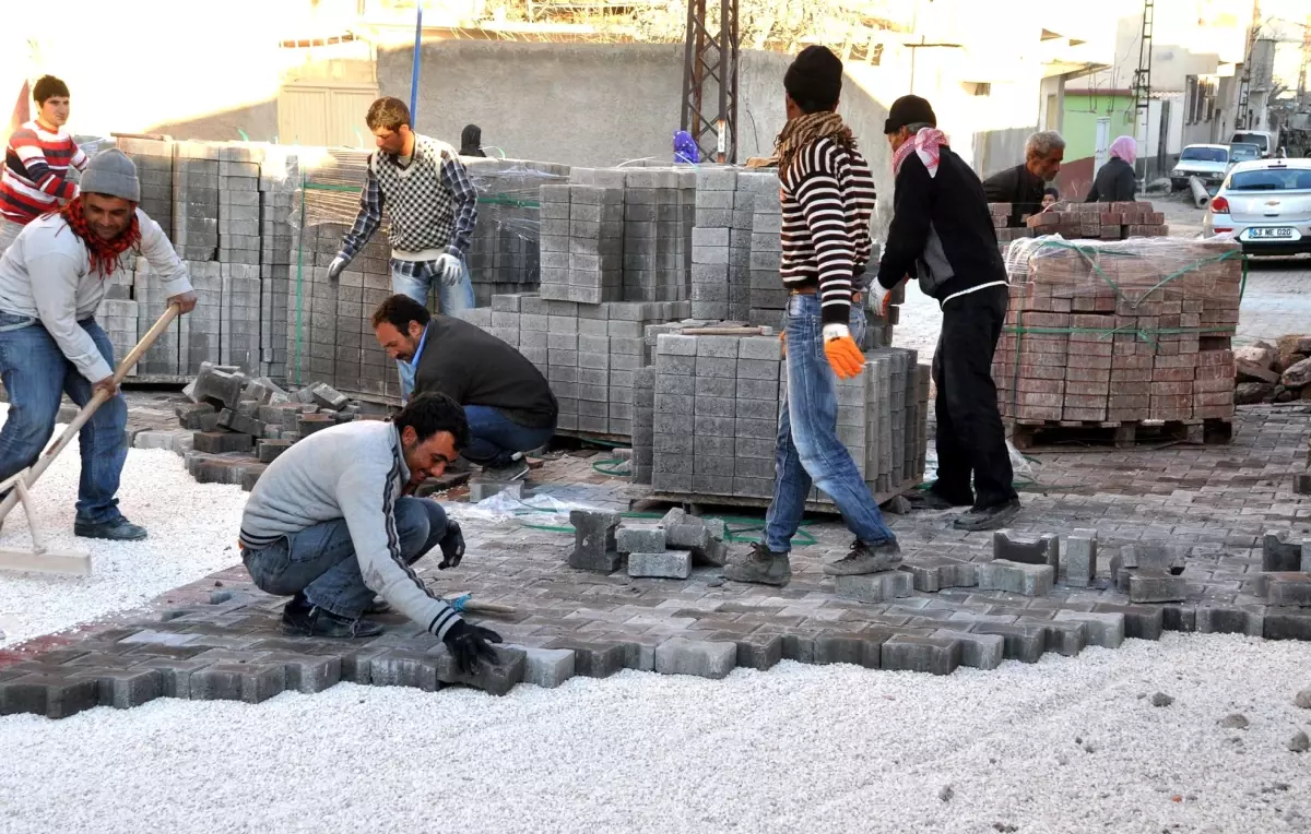 Akçakale Belediyesi, Sokaklara Kilitli Parke Taşı Döşüyor