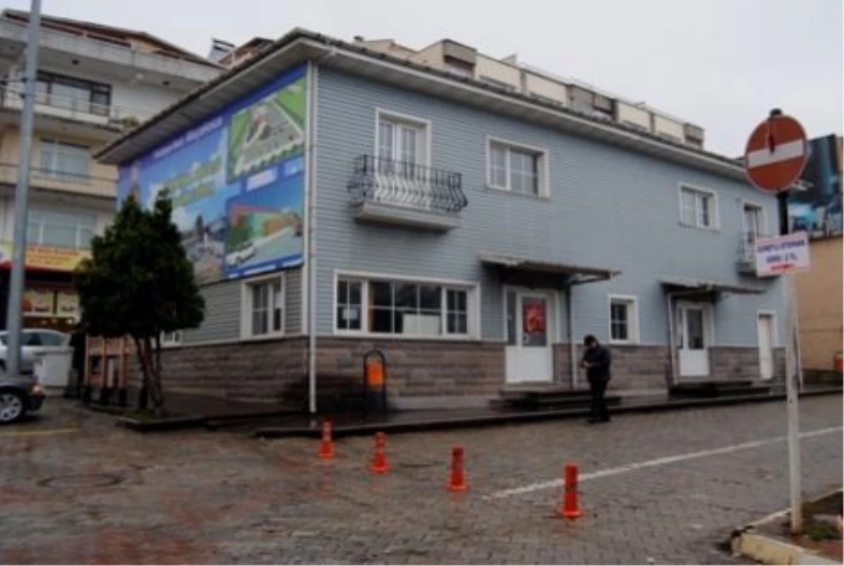 Akçakoca Belediyesi\'ne Ait Eski PTT Binası Yıkılıyor