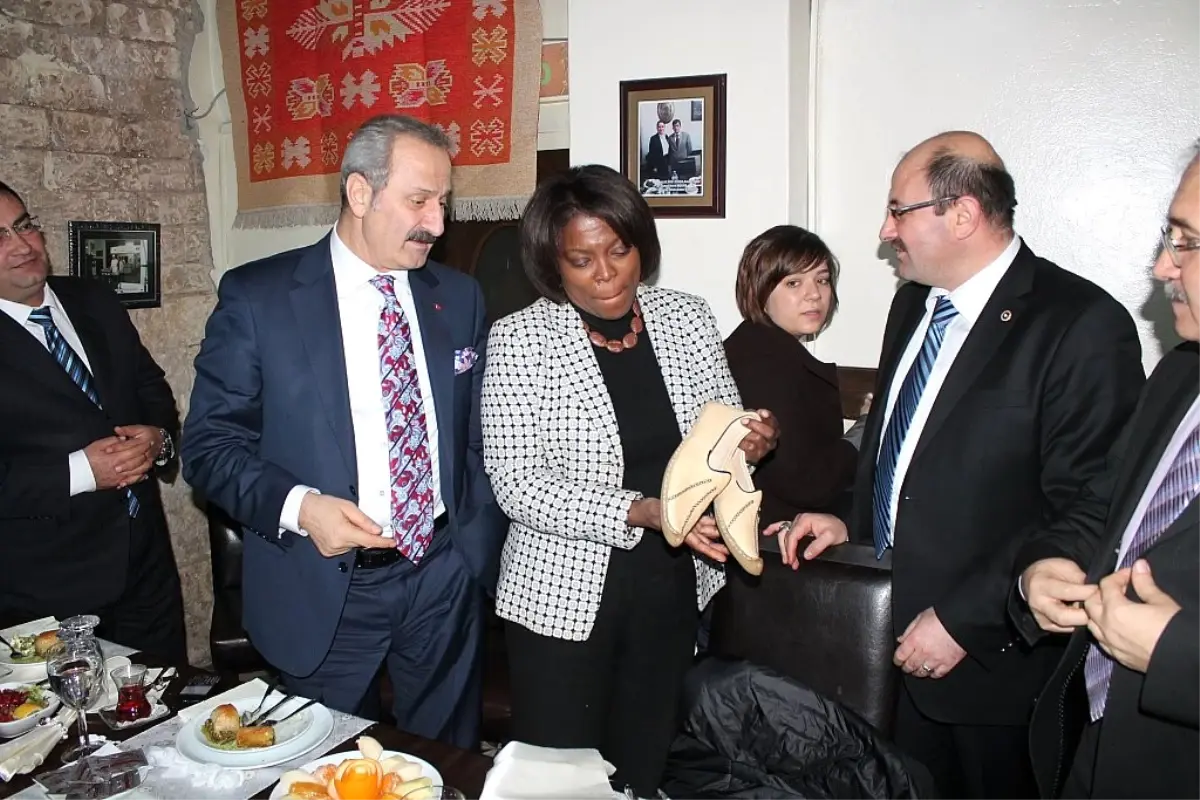 Bakan Çağlayan\'a Yemeni Hediye Edildi