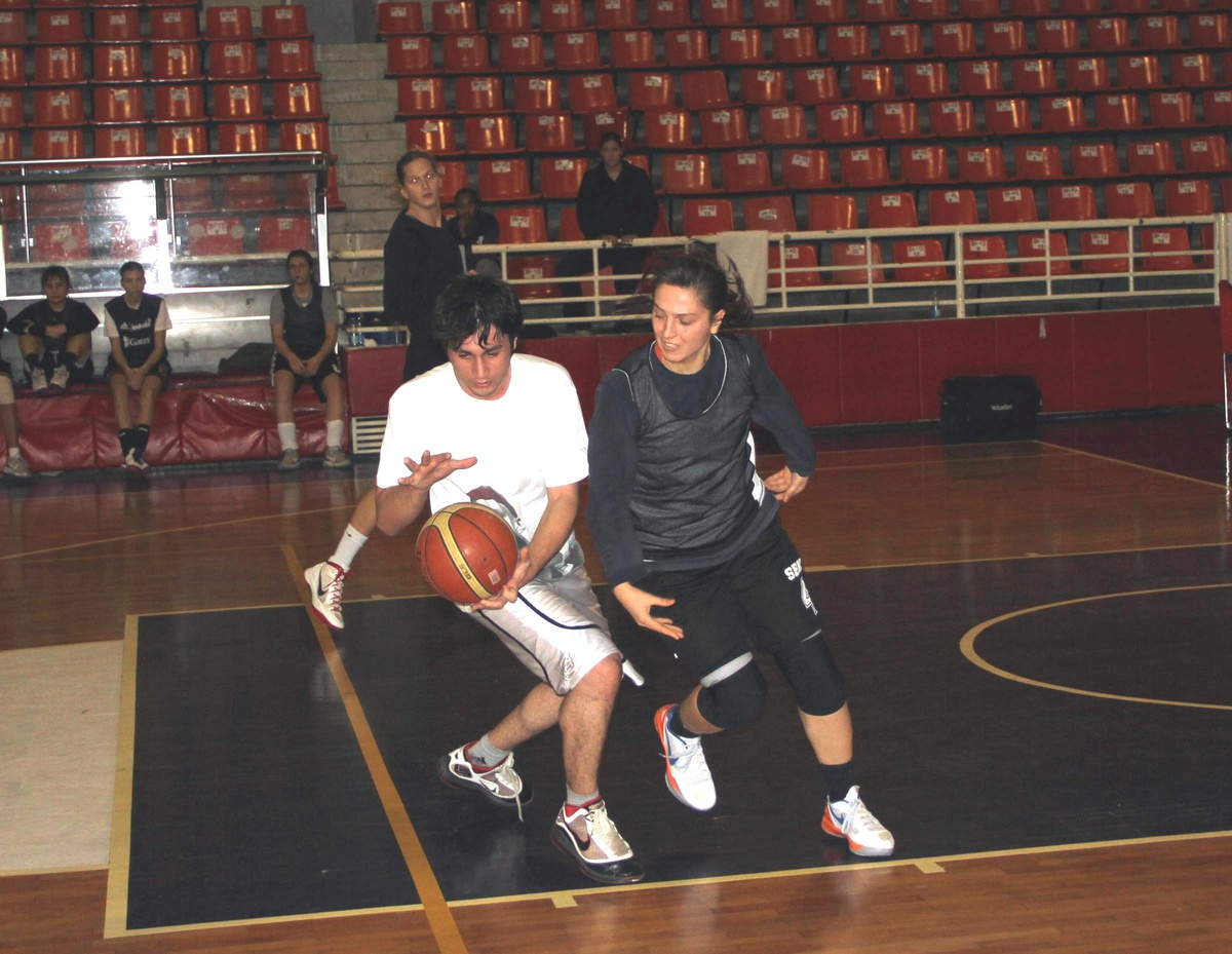 Bayan Basketbolcularla Erkekler Basketbolcular Kozlarını Paylaştı