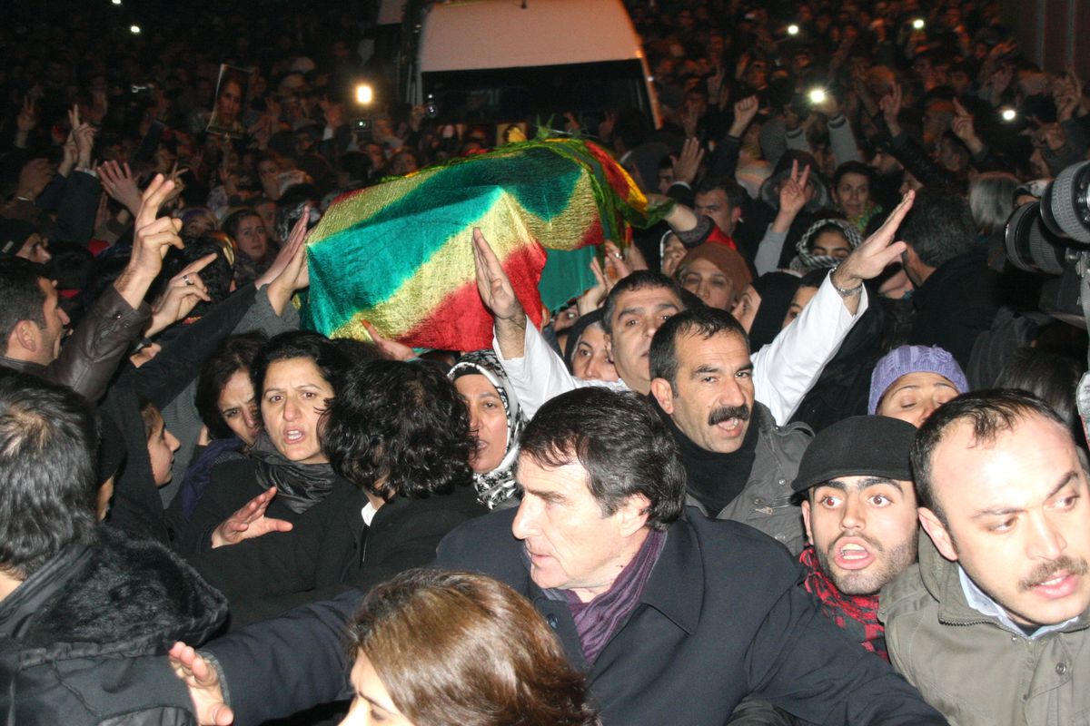 BDP\'li Kadın Vekiller Cenazeleri Taşıdı