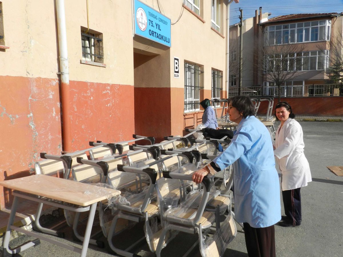 Belediye Okullara Sıra Yardımında Bulundu