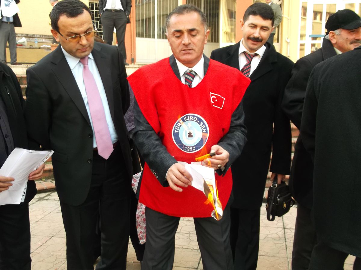 Az Kalsın Elini Yakıyordu