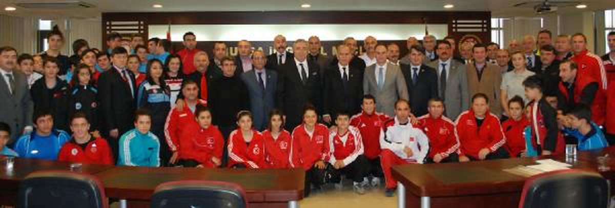 Bursa Valisi Harput\'tan Sporculara Altın Yağmuru