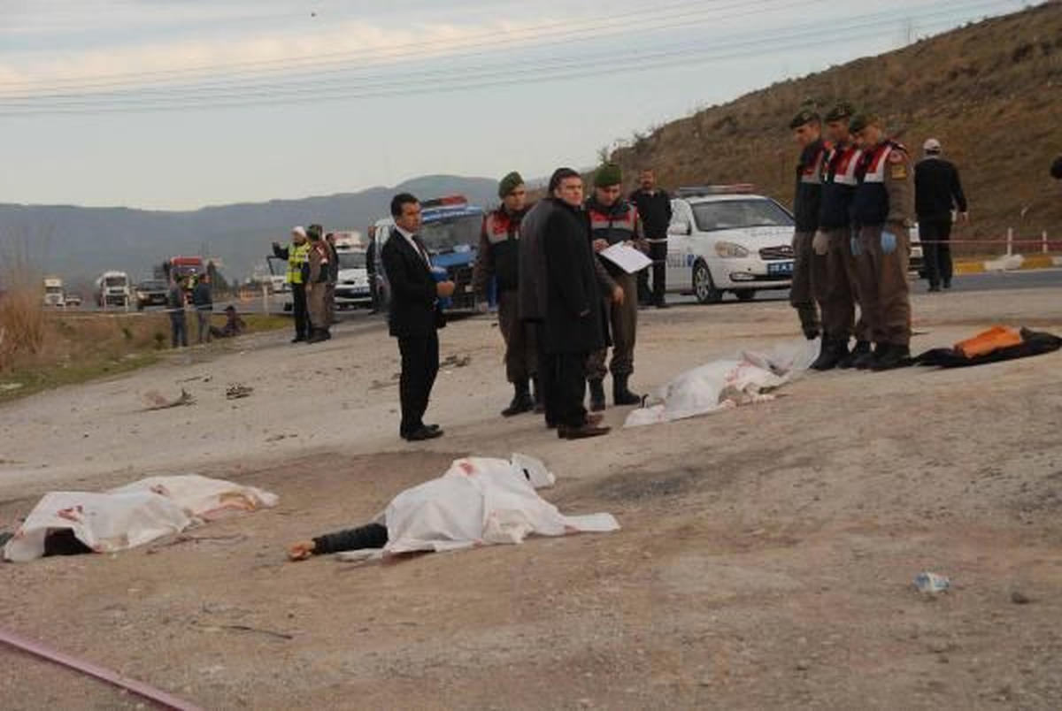 Denizli\'de Trafik Kazası: 3 Ölü, 2 Yaralı