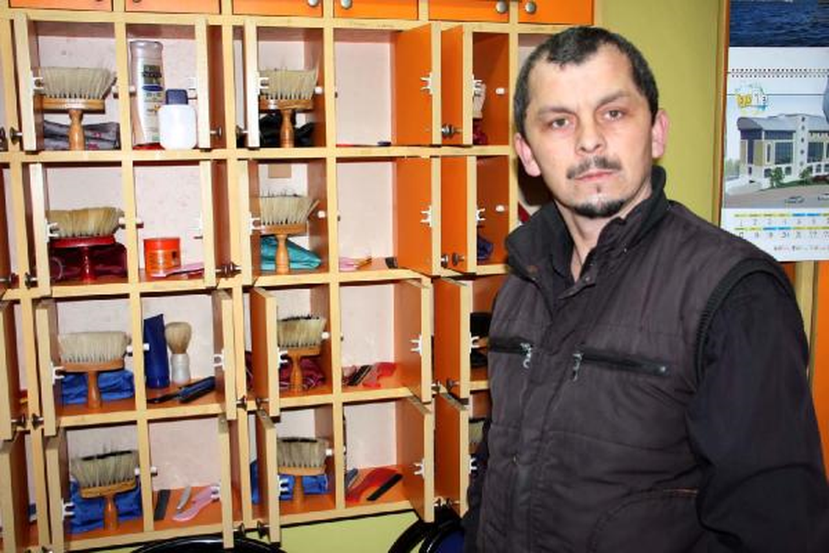 Erkek Kuaförü, Sürekli Müşterileri İçin Ayrı Malzeme Kullanıyor
