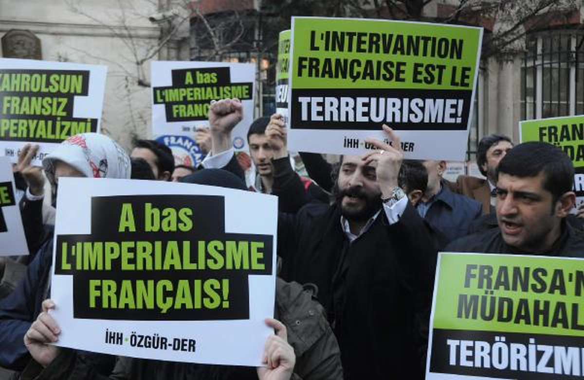 Fransa Konsolosluğu Önünde Mali Protestosu