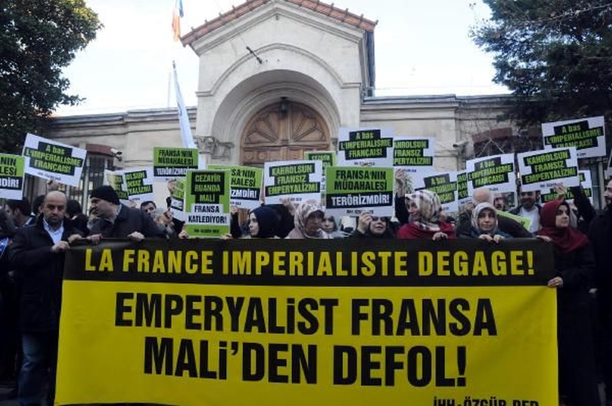 Fransa Konsolosluğu Önünde "Mali" Protestosu
