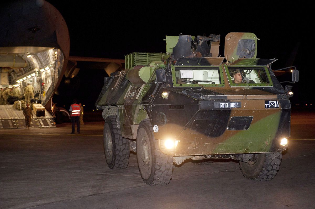 Fransa, Mali\'de Kara Saldırısına Başladı