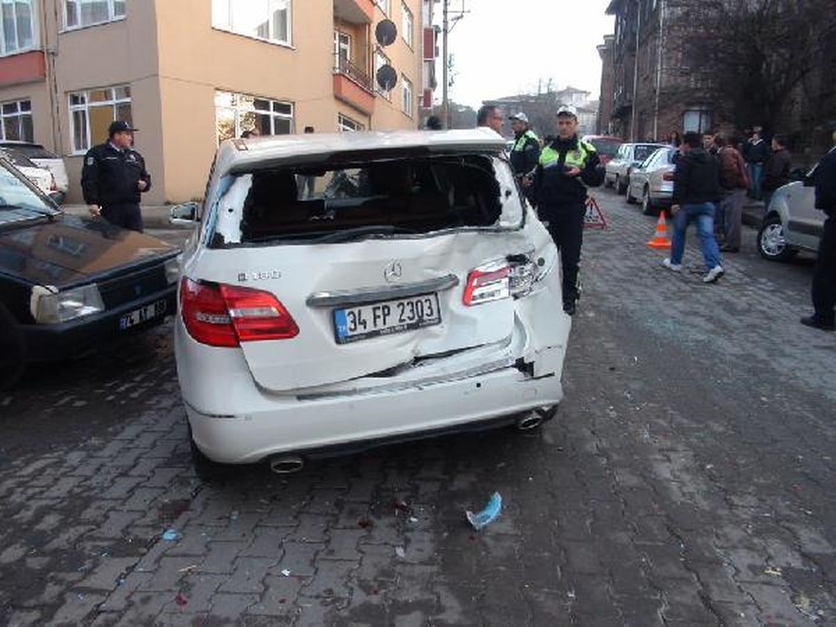 Freni Patlayan Minibüs 3 Araca Çarptı: 3 Yaralı