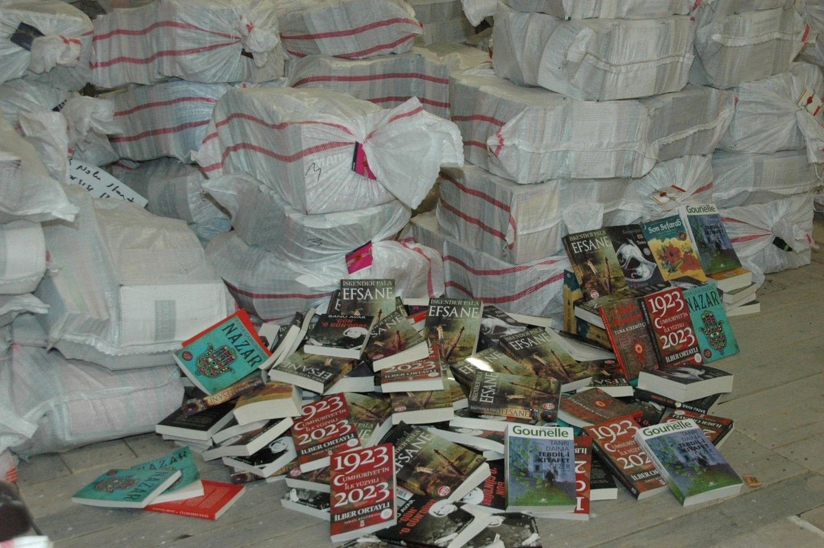 Gönen\'de Bandrolsüz 451 Kitap Ele Geçirildi