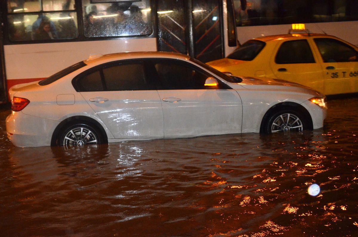 İzmir\'de Sağanak Yağış Hayatı Olumsuz Etkiledi