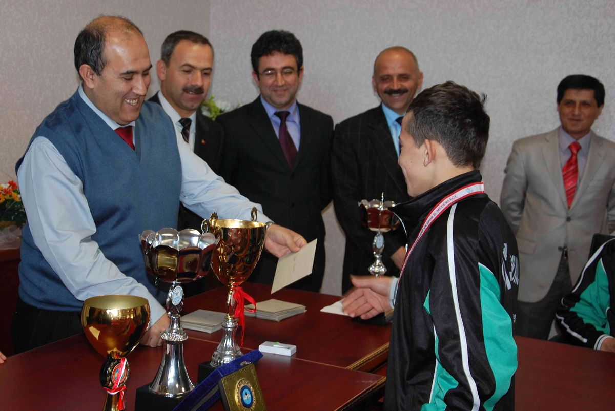 Kaymakamdan Başarılı Sporculara Anlamlı Ödül