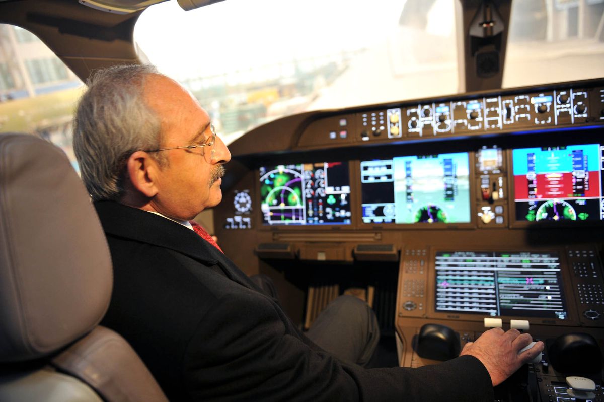 Kılıçdaroğlu Pilot Koltuğuna Oturdu