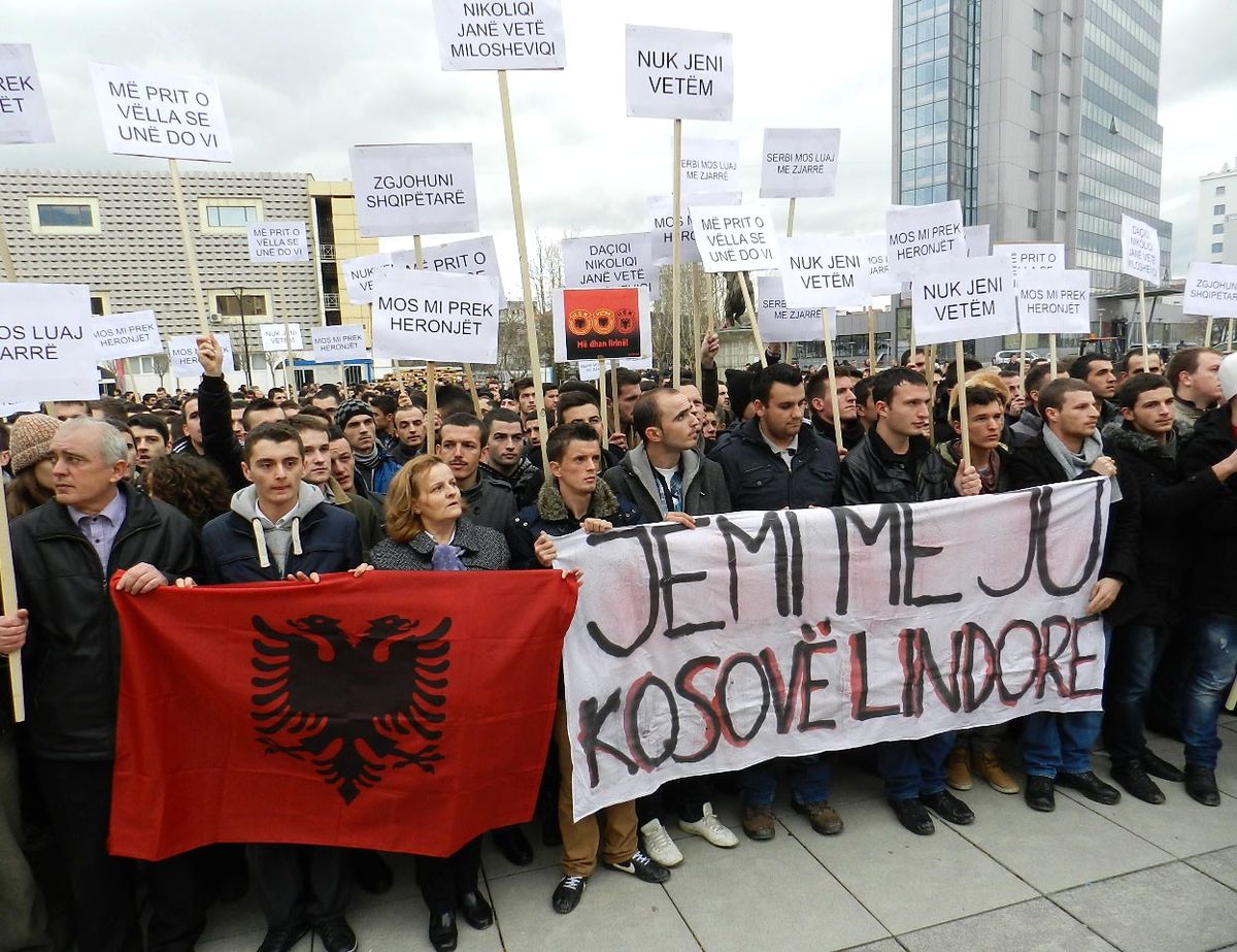 Kosovalı Öğrencilerden Sırbistan Protestosu