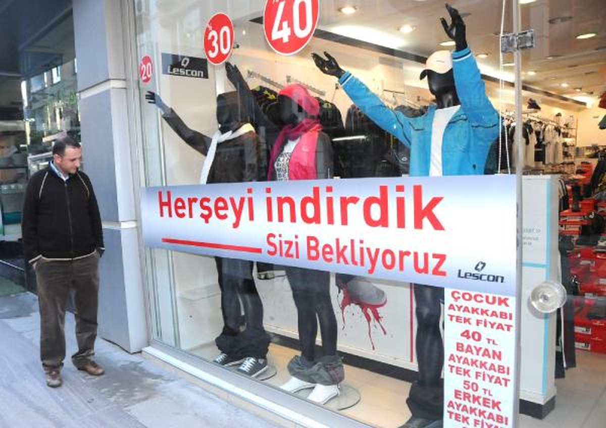 Mağazada İndirime Böyle Dikkat Çektiler