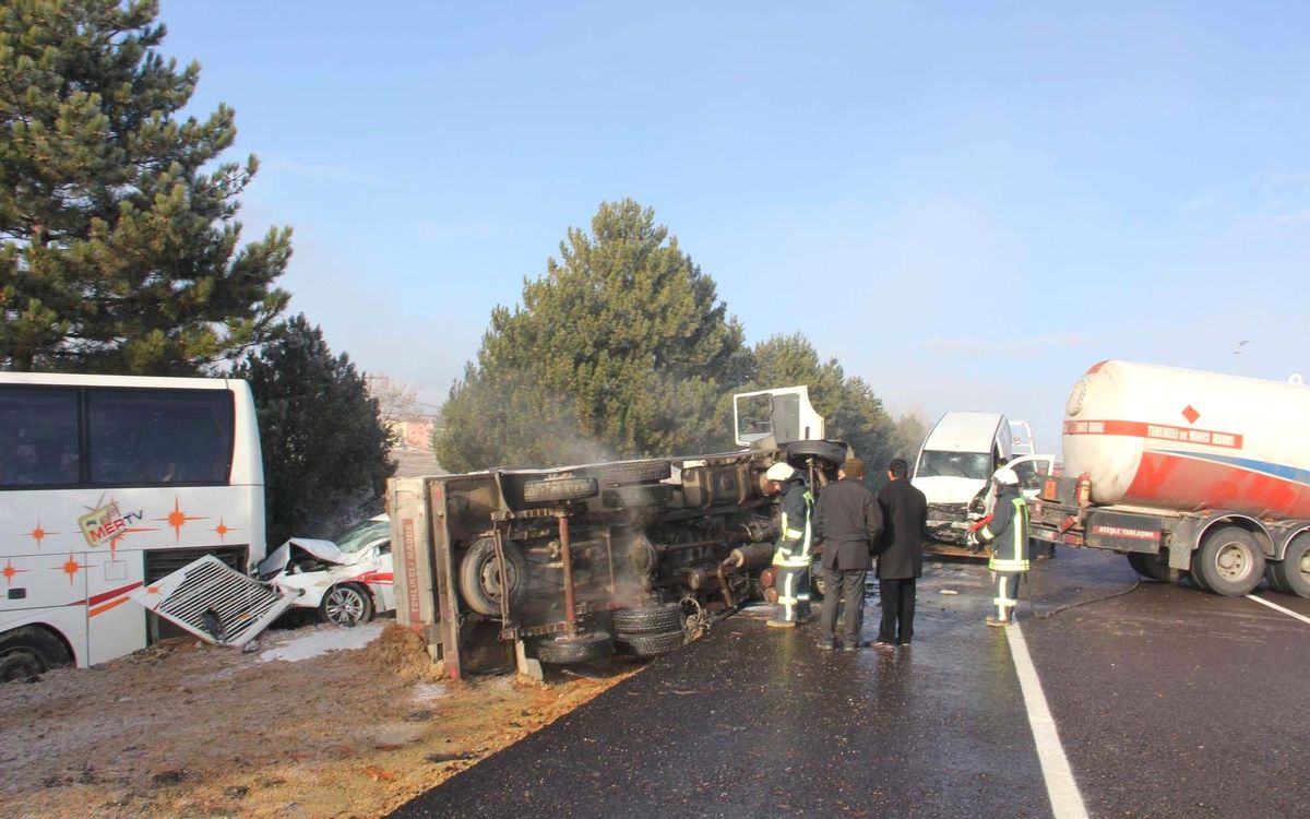 Öğrenci Servisi ile TIR Çarpıştı