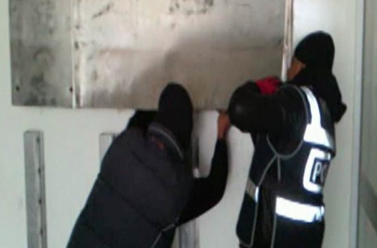 Polis Çelik Kasayı Kesip Uyuşturucuyu Çıkardı