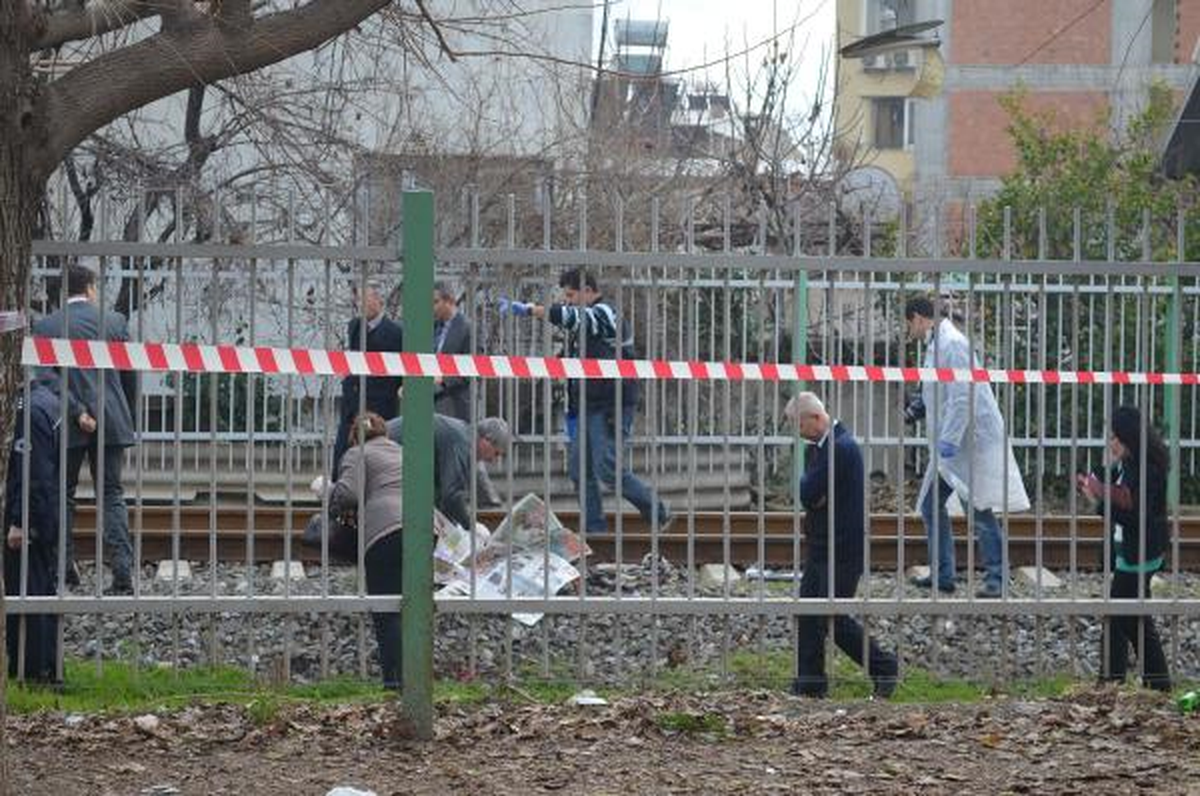 Raylara Yatarak İntihar Etti