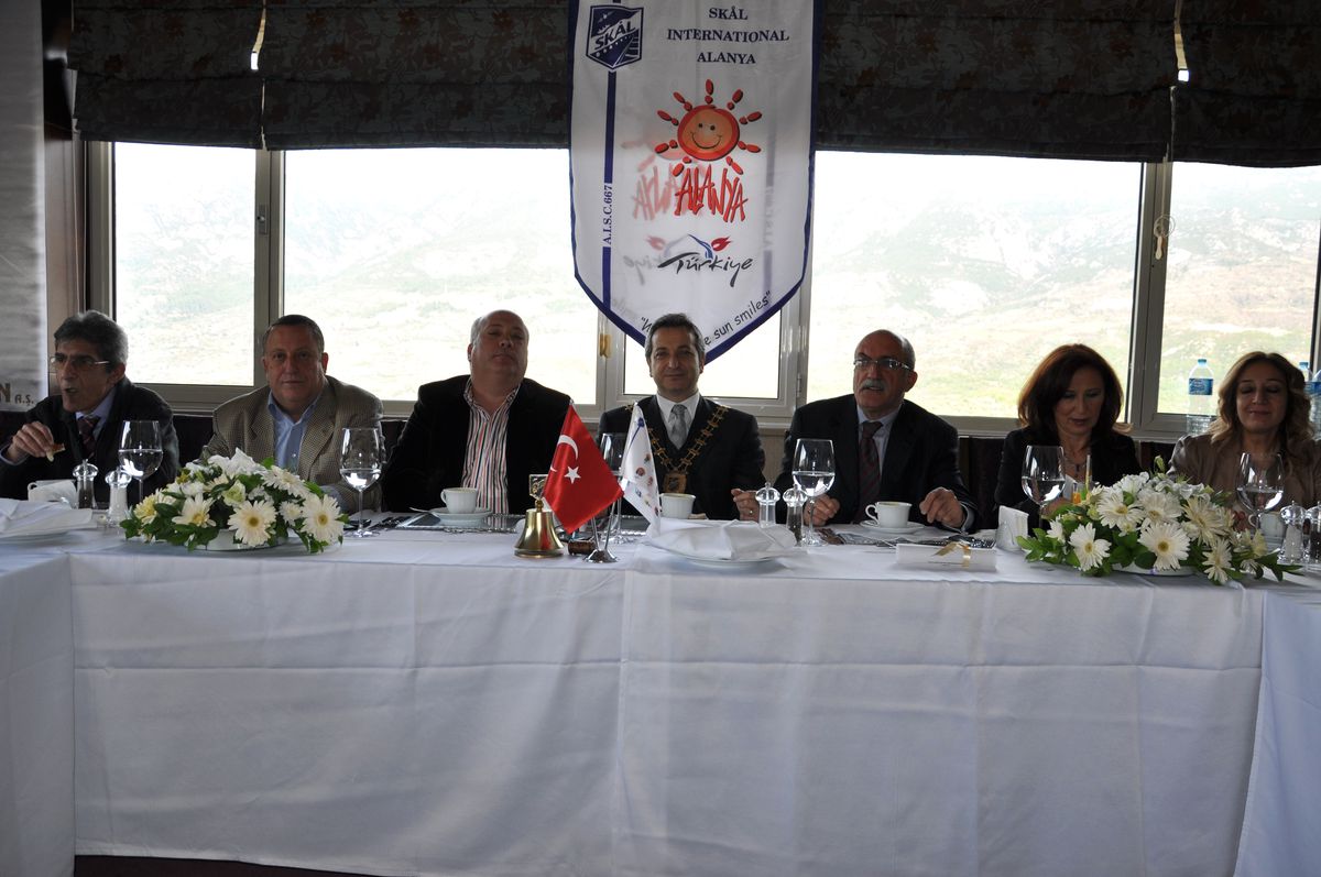 Skal Üyeleri Havalimanını Görüştü