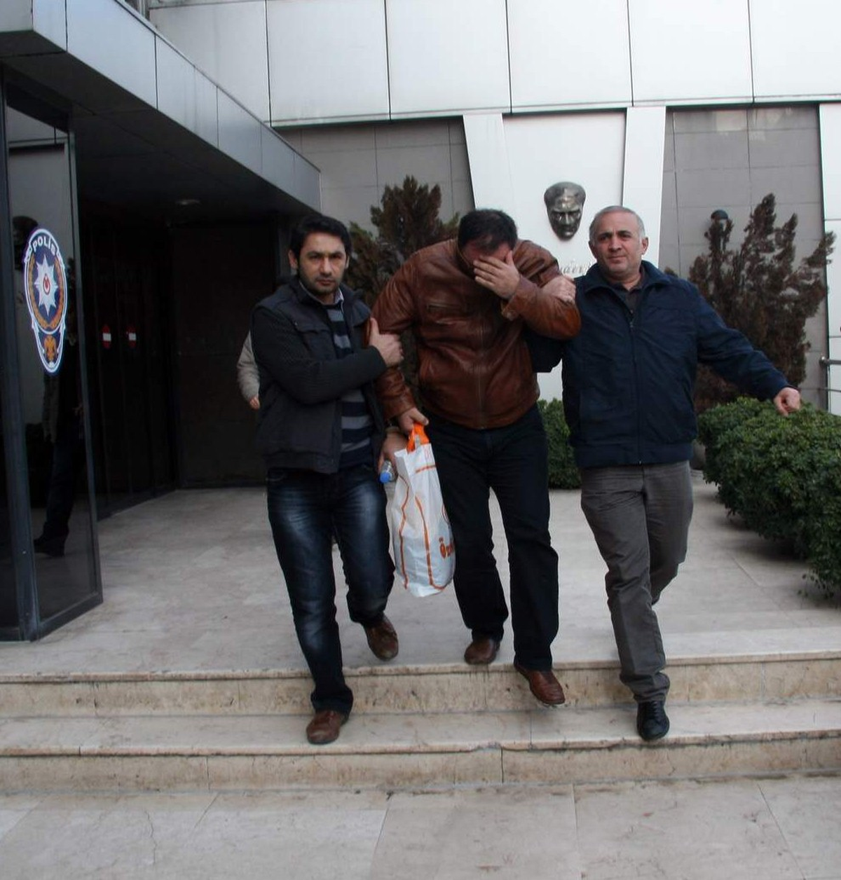 Takip Ettiği Araçtan 30 Bin Lira Çaldı