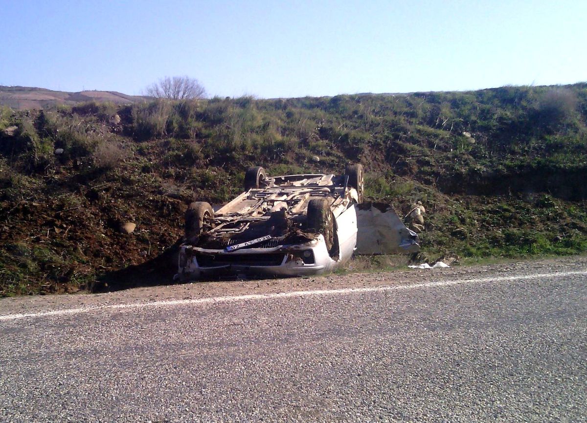 Takla Atan Otomobildeki 6 Kişi Yaralandı