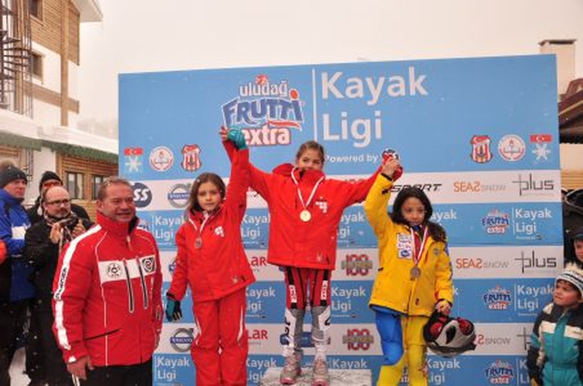 Uludağ Frutti Extra ile Uludağ\'da Okullar Arası Kayak Heyecanı