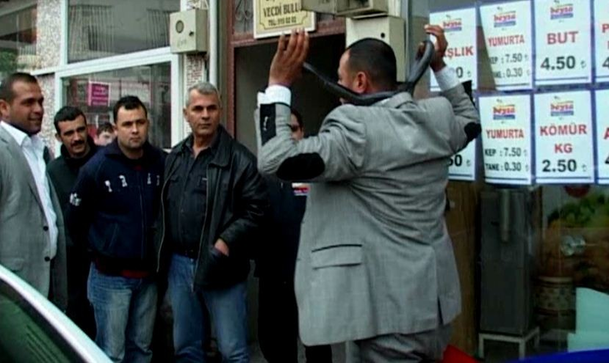 Yılanlı Şov Eşliğinde Bitkisel Ürün Satışı !