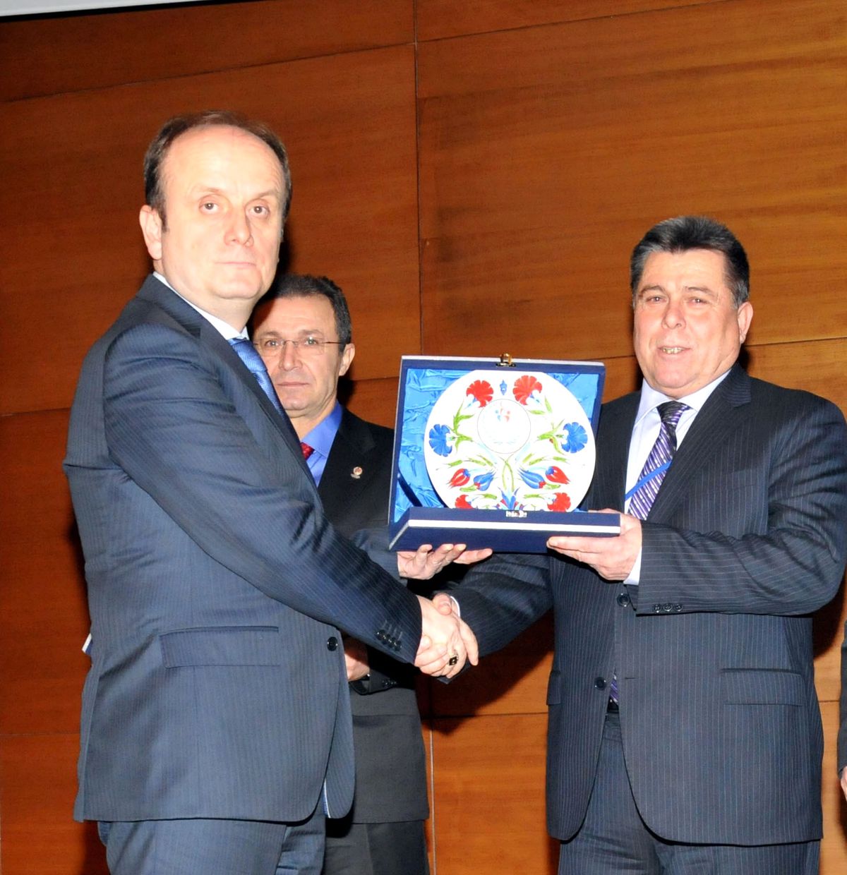 Zeynel Akın\'a Plaket